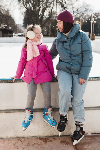 Mère fille, porter, patins glace