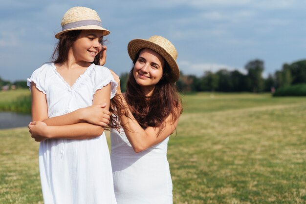 Mère, fille, poser, dehors, coup moyen