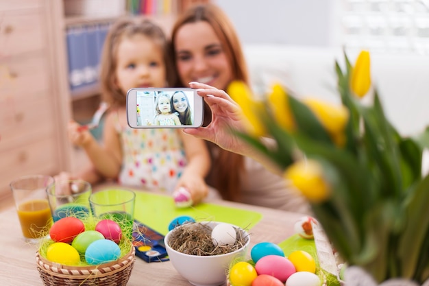 Mère et fille prenant autoportrait à Pâques