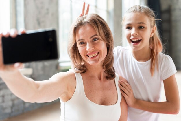 Mère et fille prenant selfie drôle