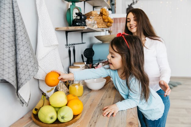 Mère et fille prenant son petit déjeuner