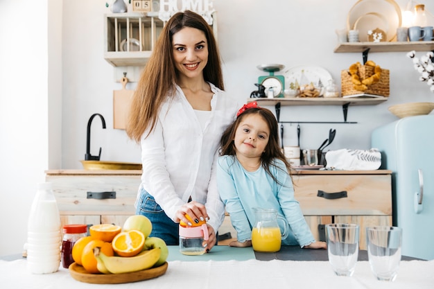 Mère et fille prenant son petit déjeuner