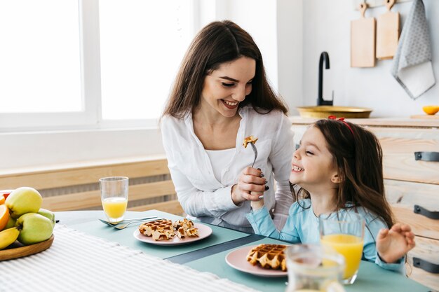 Mère et fille prenant son petit déjeuner