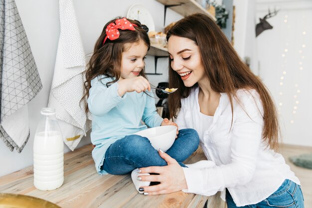 Mère et fille prenant son petit déjeuner