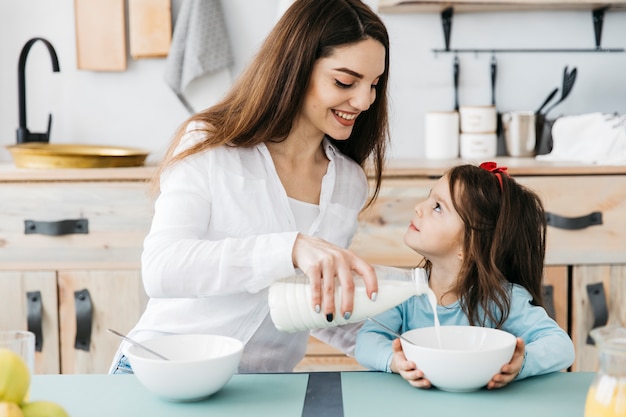 Mère Et Fille Prenant Son Petit Déjeuner