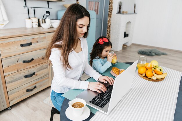 Mère et fille prenant son petit déjeuner