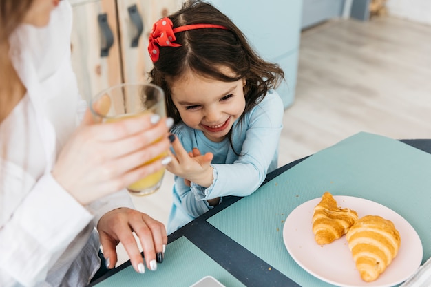 Photo gratuite mère et fille prenant son petit déjeuner