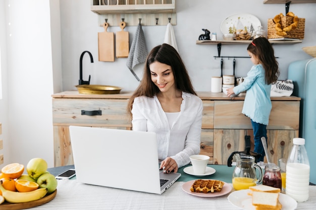 Mère et fille prenant son petit déjeuner