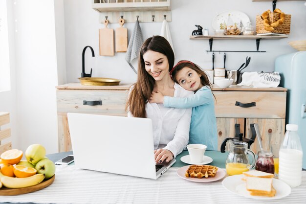 Mère et fille prenant son petit déjeuner