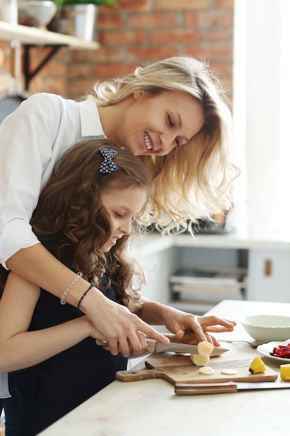 Mère fille, préparer petit déjeuner