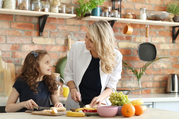 Mère fille, préparer petit déjeuner