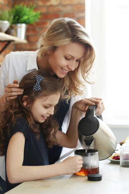 Mère fille, préparer petit déjeuner