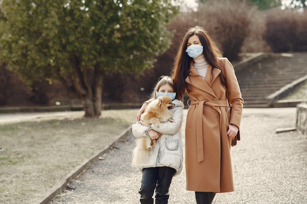 Mère, fille, promenades, dehors, masques