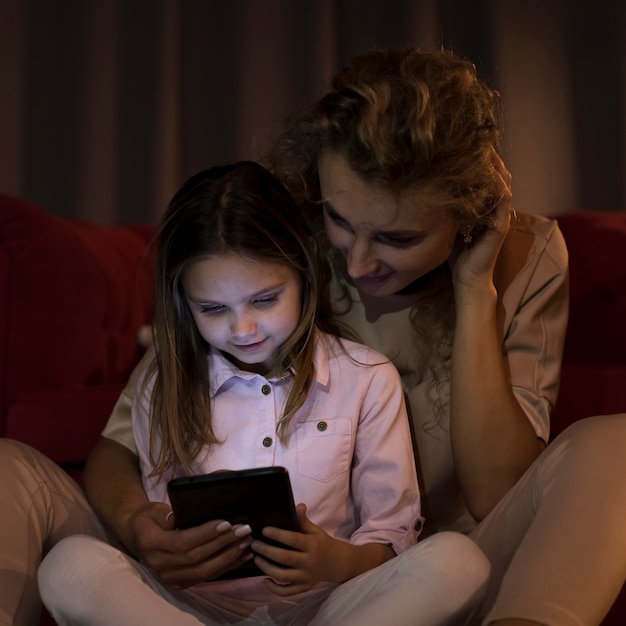 Mère et fille à la recherche sur leur tablette