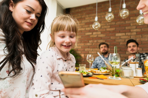 Photo gratuite mère et fille en regardant un téléphone mobile