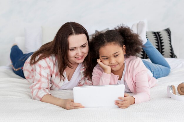 Mère fille, regarder, dessins animés, ensemble