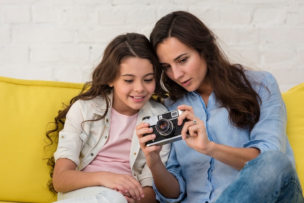 Mère fille, regarder travers, photos