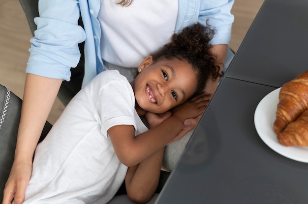 Photo gratuite mère et fille restant dans la cuisine