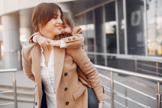 Mère et fille avec un sac dans une ville