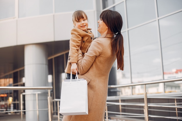 Mère et fille avec un sac dans une ville