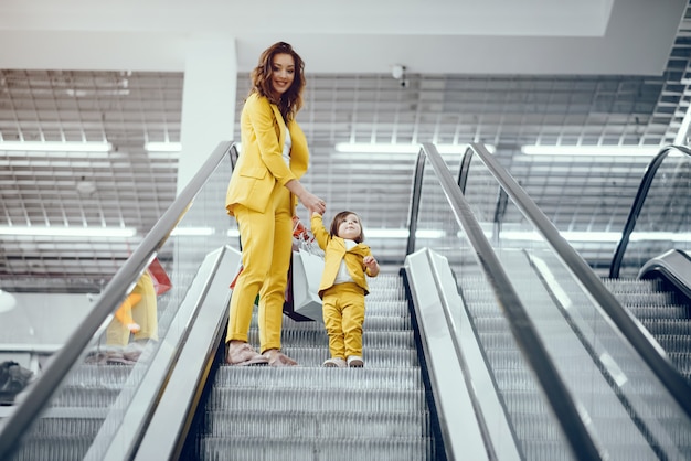 Mère et fille avec sac