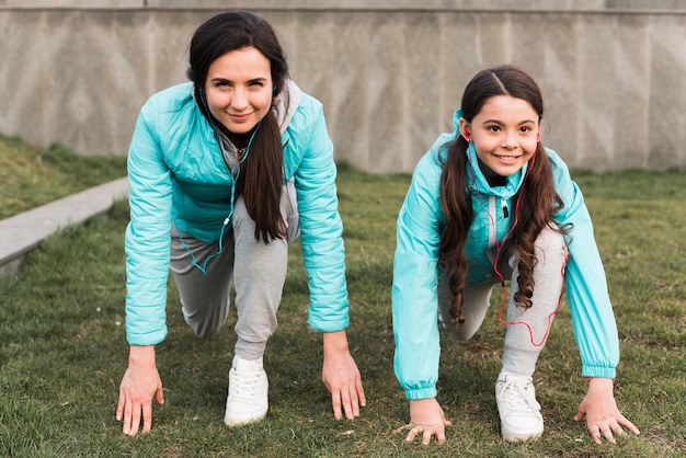 Mère et fille se préparent à courir