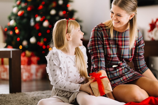 Photo gratuite mère et fille se regardant à noël