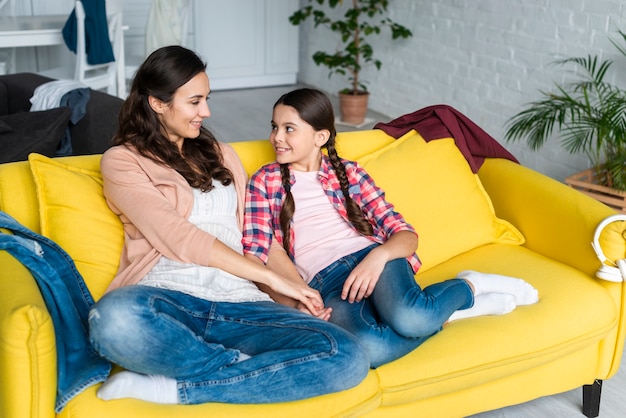 Photo gratuite mère et fille se regardant