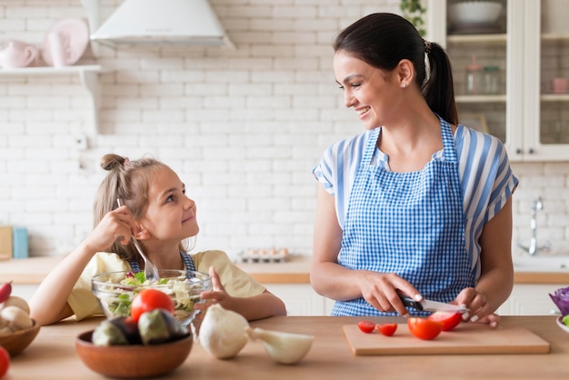 Mère et fille se regardant