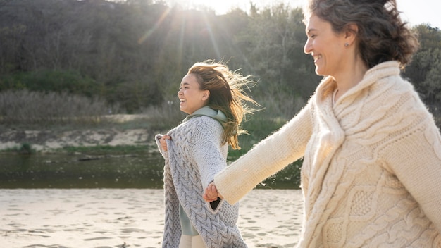 Mère et fille se tenant la main à la plage