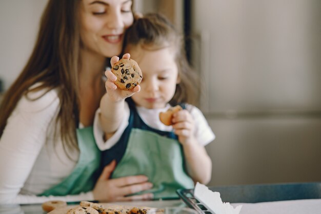 Mère fille, séance, dans, a, cuisine, à, biscuits