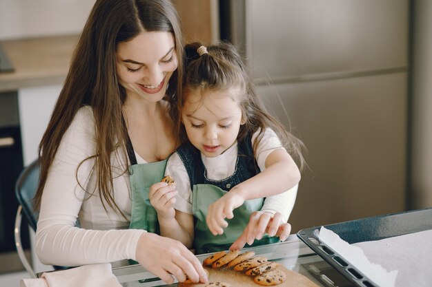 Mère fille, séance, dans, a, cuisine, à, biscuits