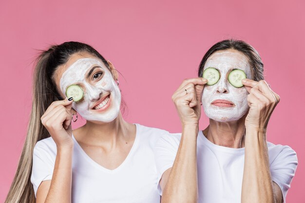 Mère et fille, soins du visage à domicile