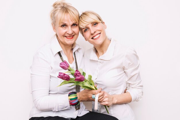 Mère et fille souriante avec des roses