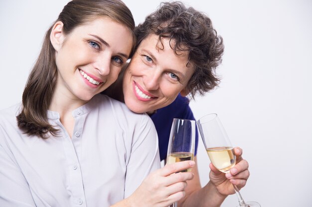 mère et fille souriante tintement champagne