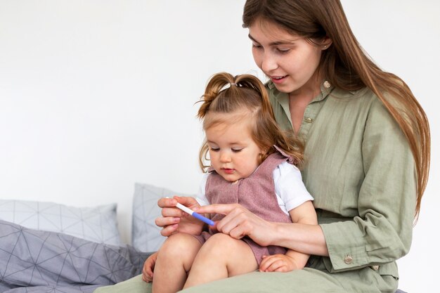 Mère et fille avec test de grossesse