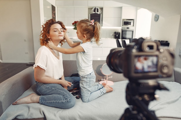 Photo gratuite mère et fille tire un blog beauté