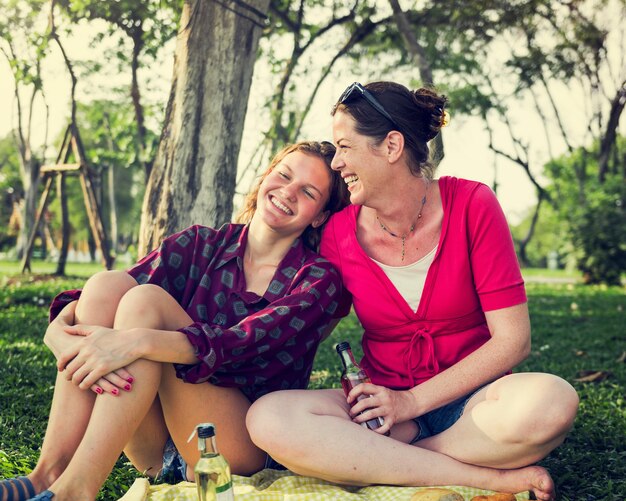 Mère et fille en train de pique-niquer dans le parc