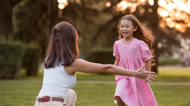 Mère et fille voulant faire un câlin