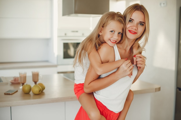 Photo gratuite mère avec fille