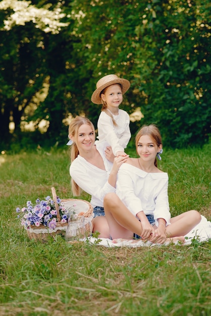 mère avec filles dans un parc