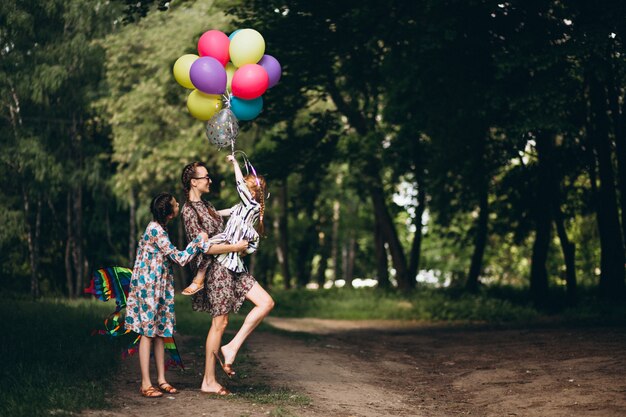 Mère avec des filles dans le parc