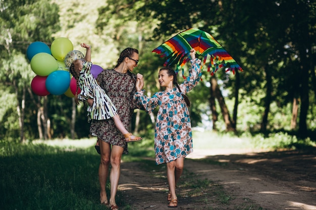 Mère avec des filles dans le parc