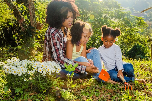 Mère avec des filles sur l'herbe