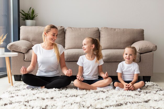 Mère et filles travaillant à la maison