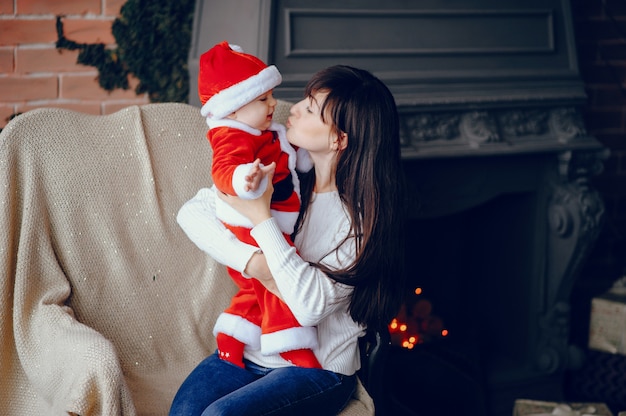 Mère avec fils assis à la maison