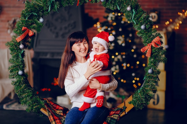 Mère avec fils assis à la maison