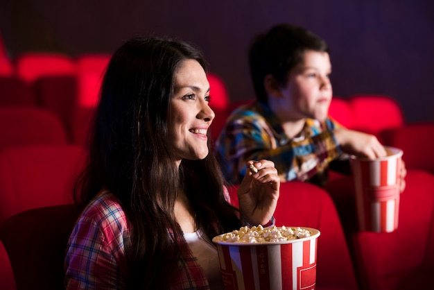 Mère Avec Fils Au Cinéma