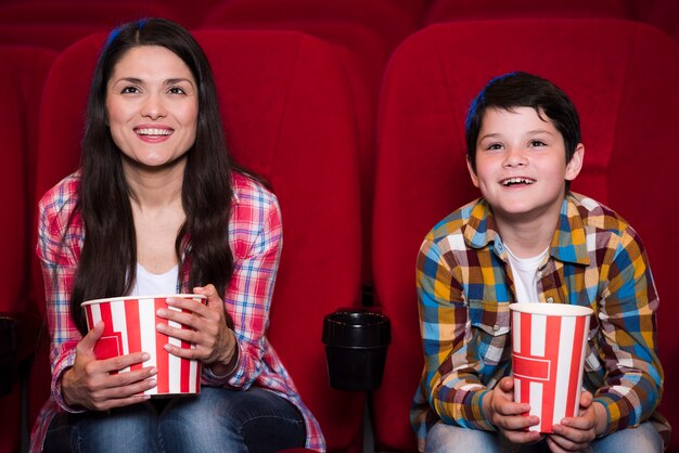 Mère avec fils au cinéma