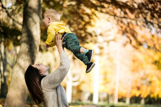 Mère et fils en automne parc